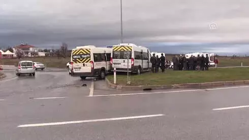 İki Öğrenci Servisi Çarpıştı: 15 Yaralı İki Öğrenci Servisi Çarpıştı: 15 Yaralı