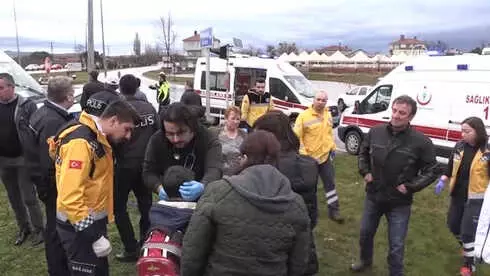 İki Öğrenci Servisi Çarpıştı: 15 Yaralı İki Öğrenci Servisi Çarpıştı: 15 Yaralı
