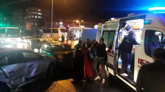 Kocaeli'de 2 Otomobil Çarpıştı: 1'i Çocuk 6 Yaralı