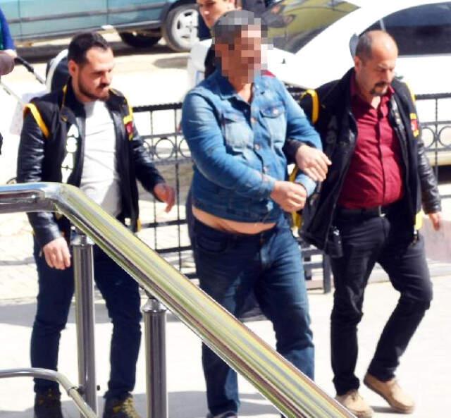 2 Yaşındaki Kızına Göz Kırpan Adamı Alışveriş Merkezinden Çıkarıp Tekme Tokat Dövdü