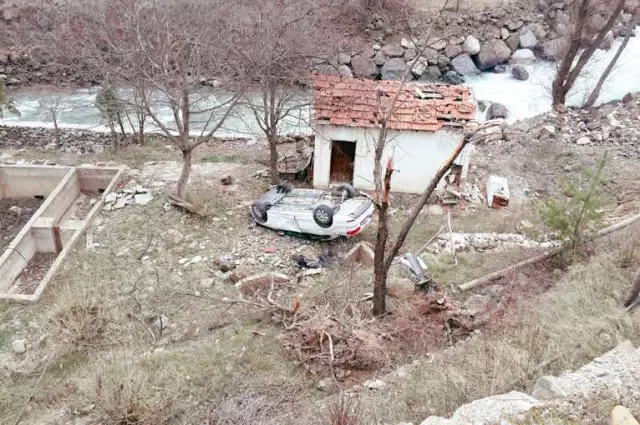 Gümüşhane'de Trafik Kazası: 3 Yaralı Gümüşhane'de Trafik Kazası: 3 Yaralı