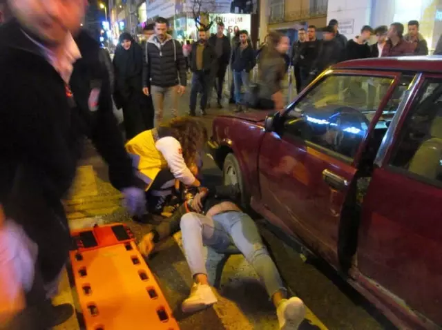 Kocaeli'de Elektrikli Bisikleti ile Ters Şeride Giren Gence Otomobil Çarptı