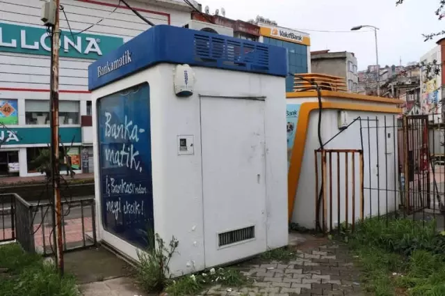 Alarmını Köpük Sıkarak Susturmaya Çalıştıkları Atm'yi Soymaya Kalktılar