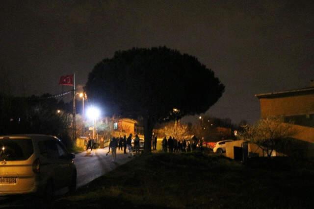 Otomobilin Yanına Atılan El Yapımı Bombanın Yandığını Fark Eden Çocuklar Söndürdü