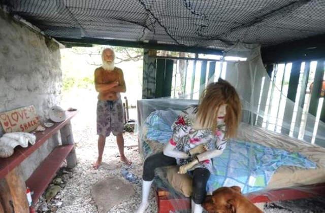 Bir Zamanların Sosyetik İş Adamı, Şimdilerde Adada Cansız Mankenle Yaşıyor