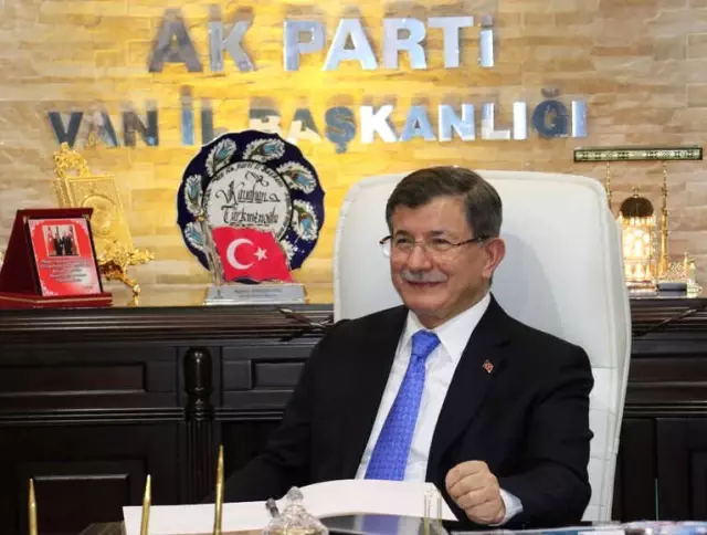 Davutoğlu'ndan AK Parti Van İl Başkanlığına Ziyaret Davutoğlu'ndan AK Parti Van İl Başkanlığına Ziyaret
