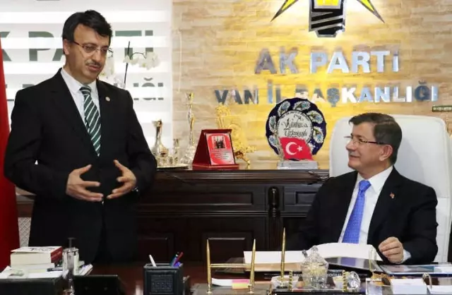 Davutoğlu'ndan AK Parti Van İl Başkanlığına Ziyaret Davutoğlu'ndan AK Parti Van İl Başkanlığına Ziyaret