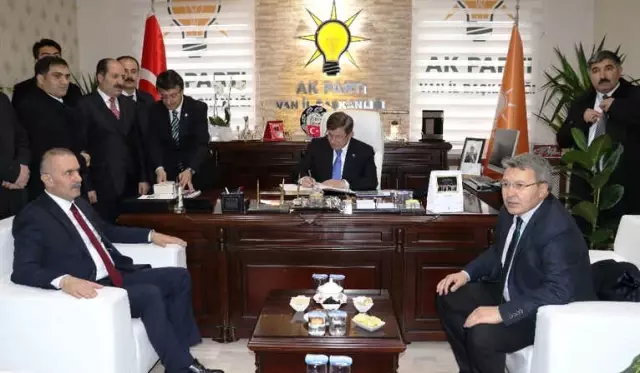 Davutoğlu'ndan AK Parti Van İl Başkanlığına Ziyaret Davutoğlu'ndan AK Parti Van İl Başkanlığına Ziyaret