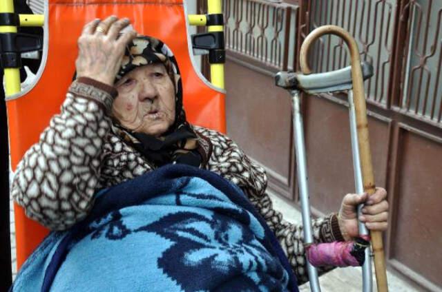 Yaşlı Kadın, Evi Yanarken 'Kocam Eve Gelince Beni Bulamaz' Diyerek Evden Çıkmak İstemedi