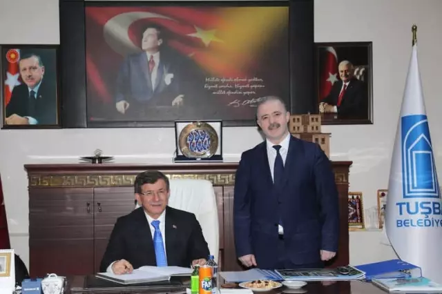 Ahmet Davutoğlu'ndan Tuşba Belediyesine Ziyaret Ahmet Davutoğlu'ndan Tuşba Belediyesine Ziyaret