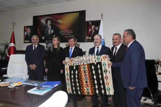 Ahmet Davutoğlu'ndan Tuşba Belediyesine Ziyaret Ahmet Davutoğlu'ndan Tuşba Belediyesine Ziyaret