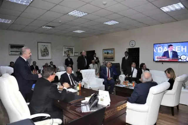 Ahmet Davutoğlu'ndan Tuşba Belediyesine Ziyaret Ahmet Davutoğlu'ndan Tuşba Belediyesine Ziyaret
