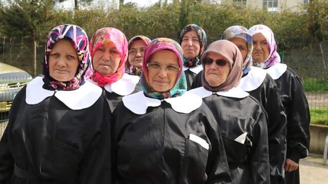Çocukken Giyemedikleri Siyah Önlük Beyaz Yakalıkla Okuma Yazma Kursuna Gidiyorlar