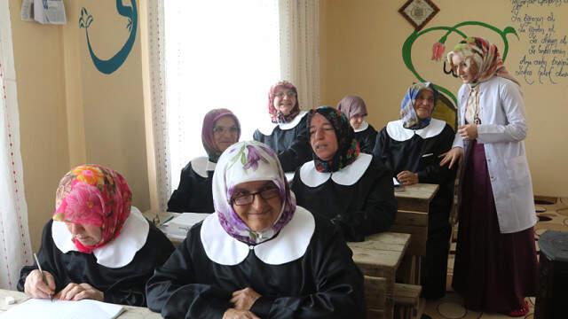 Çocukken Giyemedikleri Siyah Önlük Beyaz Yakalıkla Okuma Yazma Kursuna Gidiyorlar