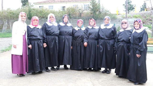 Çocukken Giyemedikleri Siyah Önlük Beyaz Yakalıkla Okuma Yazma Kursuna Gidiyorlar