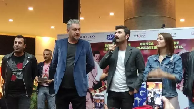 Düğüm Salonu'nun İzmir Galasına Büyük İlgi