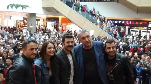 Düğüm Salonu'nun İzmir Galasına Büyük İlgi Düğüm Salonu'nun İzmir Galasına Büyük İlgi