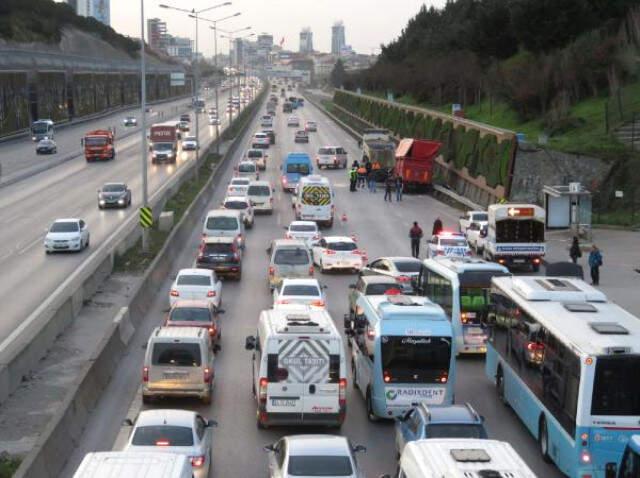 Hatalı Park 1 Can Aldı! Sebze Yüklü Kamyon, Hafriyat Kamyonuna Çarptı, Trafik Felç Oldu