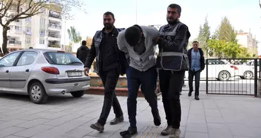 Cezaevi Firarisi Hırsız Polisten Kaçarken Havuza Düşüp Yakalandı