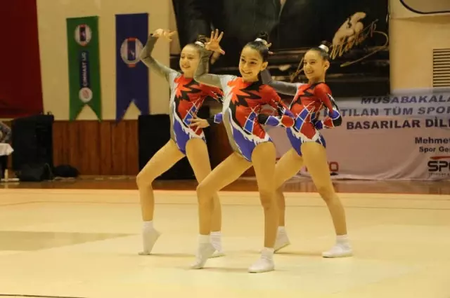 Aeorobik Jimnastik Minikler Karşılaşmaları Kuşadası'nda Başladı