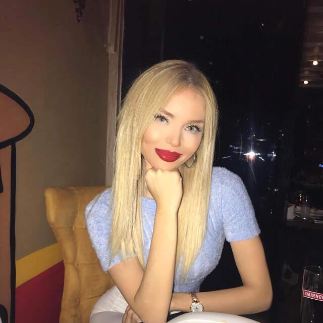 Cansu Taşkın Paylaştığı Fotoğrafta Photoshopu Abartınca Rezil Oldu