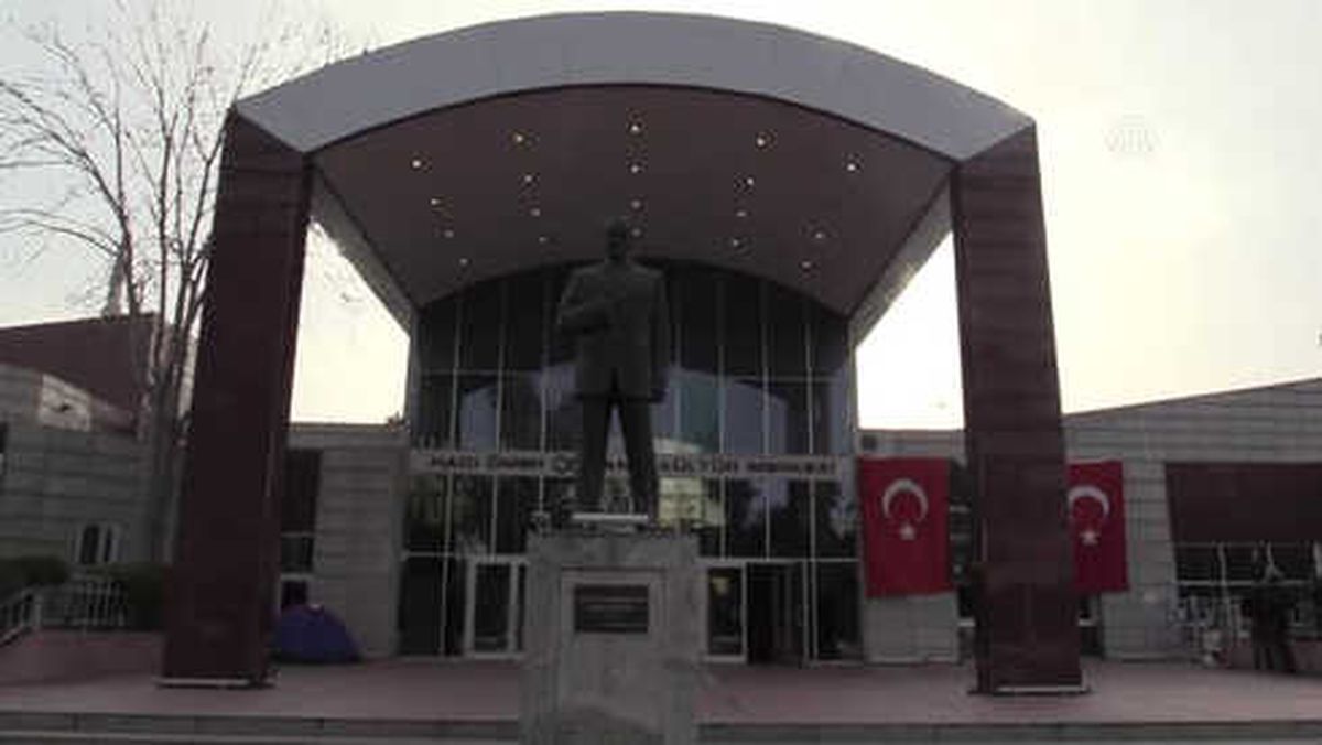 Tiyatro Bileti İçin Gece Yarısı Kuyruğa Girdiler (2)