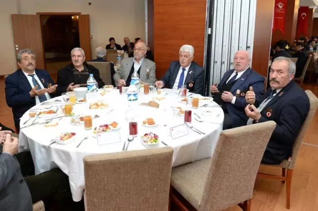 Vali Azizoğlu: 'Bugün İki Zaferi Birden Kutluyoruz' Vali Azizoğlu: 'Bugün İki Zaferi Birden Kutluyoruz'