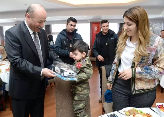 Vali Azizoğlu: 'Bugün İki Zaferi Birden Kutluyoruz' Vali Azizoğlu: 'Bugün İki Zaferi Birden Kutluyoruz'