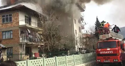 Çocuklarını Yanan Evden Çıkarıp Alevler İçinde Kalan Anne Kurtarıldı Çocuklarını Yanan Evden Çıkarıp Alevler İçinde Kalan Anne Kurtarıldı