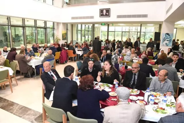 Başkan Böcek, Yaşlılar Haftasını Kutladı Başkan Böcek, Yaşlılar Haftasını Kutladı