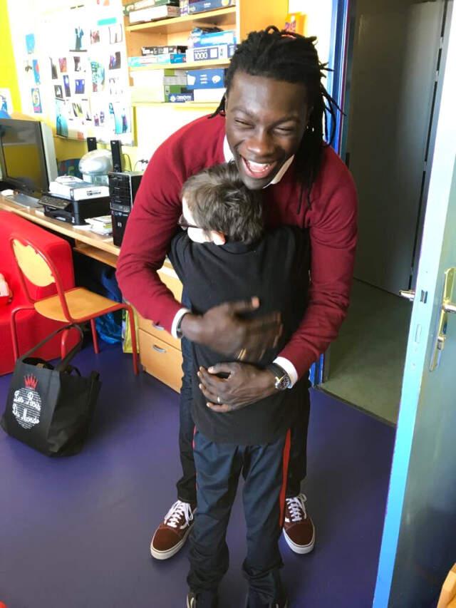 Galatasaray'ın Yıldızı Bafetimbi Gomis'ten Çocuklara Sürpriz