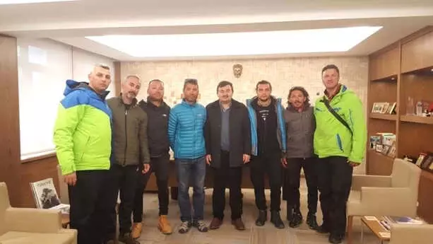 Gediz Muratdağı Termal Kayak Merkezi'nde 'Paraşüt ve Kayak' Keyfi Gediz Muratdağı Termal Kayak Merkezi'nde 'Paraşüt ve Kayak' Keyfi
