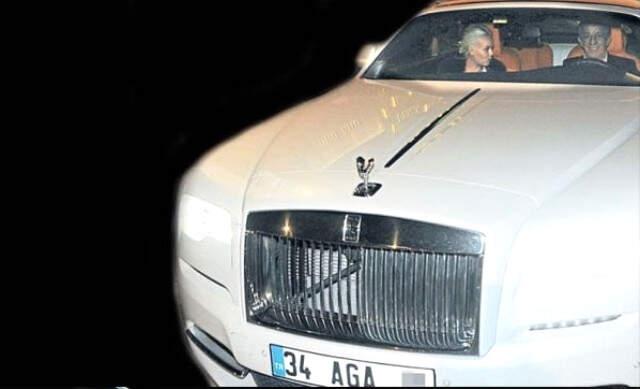 Ali Ağaoğlu 'En Çok Bunu Seviyorum' Dediği Otomobilini Garajdan Çıkardı
