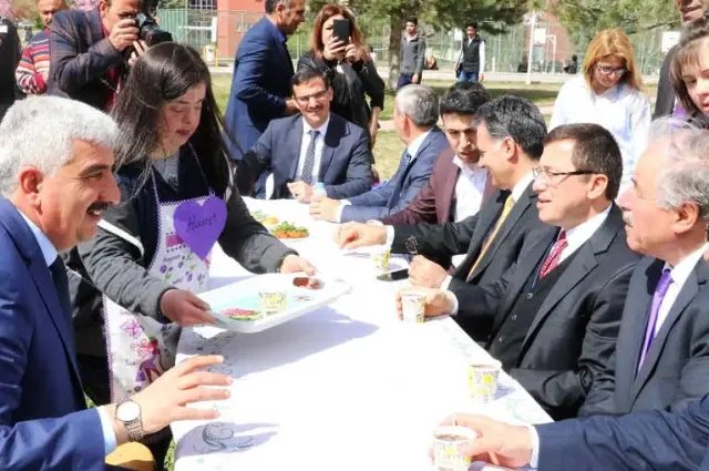 Down Kafe Büyük İlgi Görüyor Down Kafe Büyük İlgi Görüyor