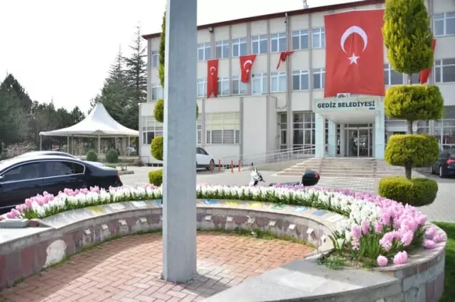 Gediz Belediyesi'nin Yeşil Alanların Bakımı ve Çiçeklendirilmesi Çalışmaları Gediz Belediyesi'nin Yeşil Alanların Bakımı ve Çiçeklendirilmesi Çalışmaları