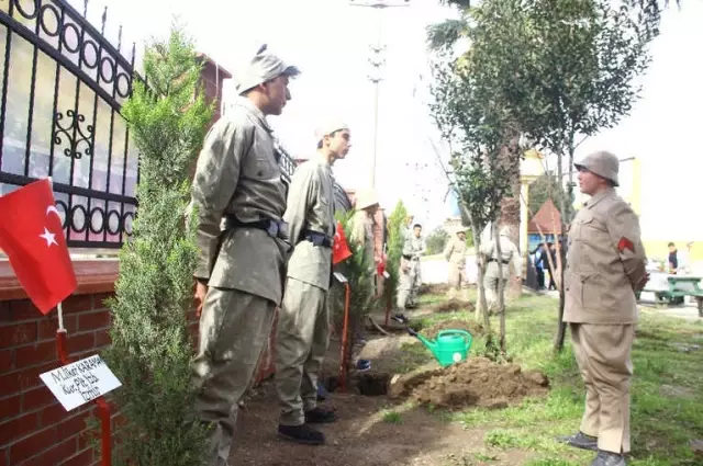 Öğrenciler, Afrin'de Şehit Düşen 46 Mehmetçik İçin 46 Fidan Diktiler