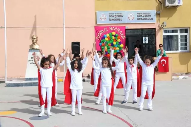 Saruhanlı'da Nevruz Kutlamaları Saruhanlı'da Nevruz Kutlamaları