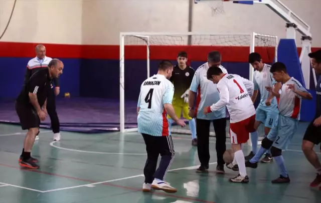Vali Azizoğlu Down Sendromlu Çocuklarla Top Oynadı Vali Azizoğlu Down Sendromlu Çocuklarla Top Oynadı