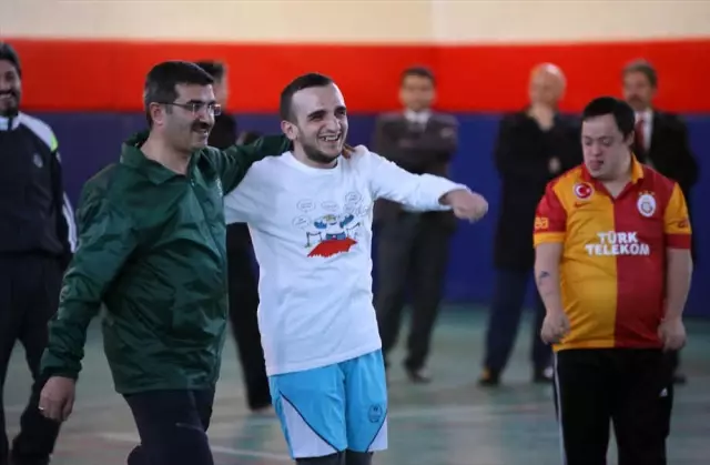 Vali Azizoğlu Down Sendromlu Çocuklarla Top Oynadı Vali Azizoğlu Down Sendromlu Çocuklarla Top Oynadı