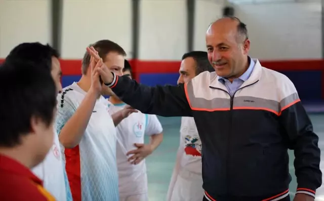 Vali Azizoğlu Down Sendromlu Çocuklarla Top Oynadı Vali Azizoğlu Down Sendromlu Çocuklarla Top Oynadı