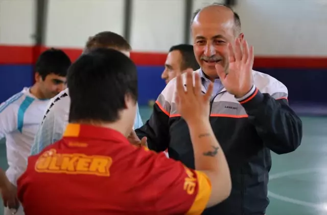 Vali Azizoğlu Down Sendromlu Çocuklarla Top Oynadı Vali Azizoğlu Down Sendromlu Çocuklarla Top Oynadı