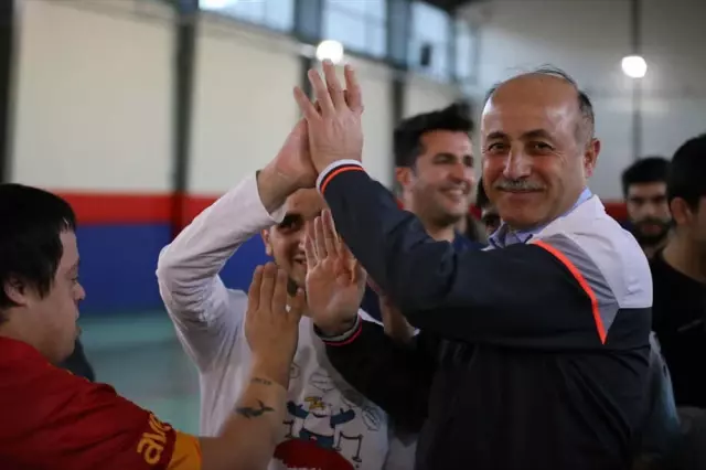 Vali Azizoğlu Down Sendromlu Çocuklarla Top Oynadı Vali Azizoğlu Down Sendromlu Çocuklarla Top Oynadı