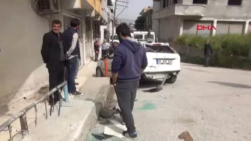Hatay Otomobilin Büfe Duvarına Çarpma Anı Kamerada Hatay Otomobilin Büfe Duvarına Çarpma Anı Kamerada