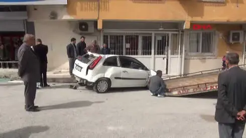 Hatay Otomobilin Büfe Duvarına Çarpma Anı Kamerada Hatay Otomobilin Büfe Duvarına Çarpma Anı Kamerada