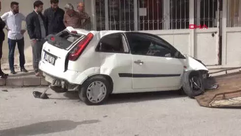 Hatay Otomobilin Büfe Duvarına Çarpma Anı Kamerada Hatay Otomobilin Büfe Duvarına Çarpma Anı Kamerada