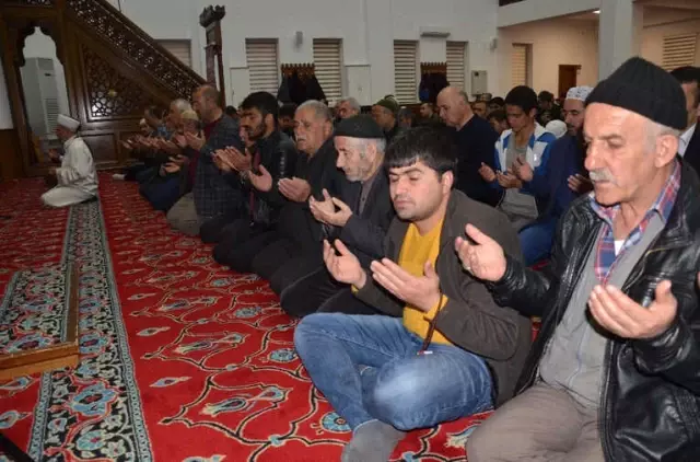 Muş'ta Camilerde Namazlar Kılındı, Dualar Edildi