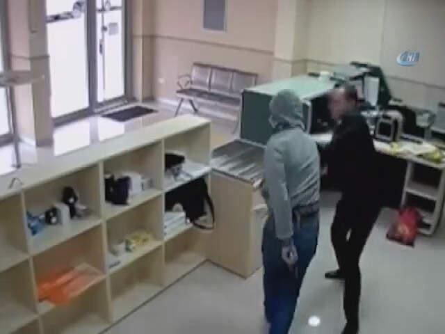 O Anlar Kamerada! Silahla Soyguncuyu, PTT Çalışanı Durdurdu