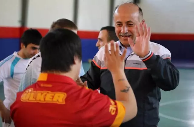 Vali Azizoğlu Down Sendromlu Gençlerle Futbol Maçı Yaptı Vali Azizoğlu Down Sendromlu Gençlerle Futbol Maçı Yaptı