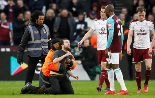 West Ham United, Sahaya Giren Taraftarlara Ömür Boyu Men Cezası Verdi
