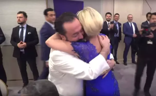 Adnan Oktar, Gecesinde Sahne Alan Muazzez Ersoy'a Sımsıkı Sarıldı Adnan Oktar, Gecesinde Sahne Alan Muazzez Ersoy'a Sımsıkı Sarıldı